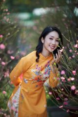 古装传奇短剧封面图，宫廷场景绚丽服饰特写，冷色调史诗感，黄果短视频年度精选内容