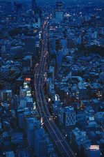 悬疑犯罪迷你剧封面，暗夜城市霓虹灯光下侦探剪影，高对比度神秘感，黄果短视频悬疑推荐